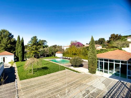 une vue aérienne d'une maison avec piscine dans l'établissement LaVillaB Le domaine de la bastide, à Marseille