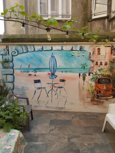 un mur avec une peinture de la plage dans l'établissement studio au pied de la cathedrale notre dame, à Boulogne-sur-Mer