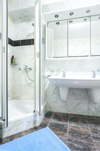 Un baño de Villa & Apartments Perasto