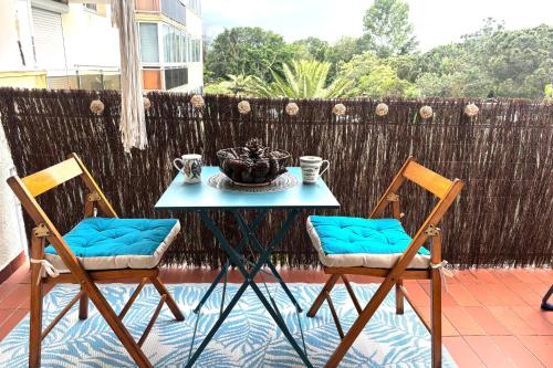 une table et deux chaises sur une terrasse dans l'établissement La Perle Bleue - Proche plage - Parking - Terrasse, à Argelès-sur-Mer