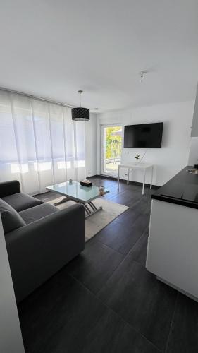 un salon avec un canapé et une table dans l'établissement TRANQU'ILL sur les berges de l'Ill, à Eschau