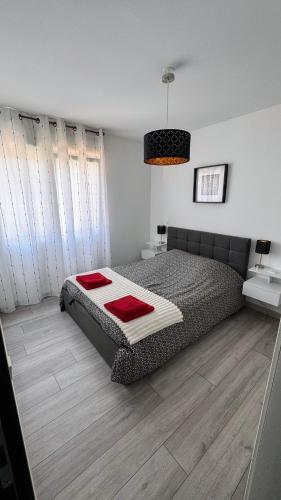 - une chambre avec un lit doté d'oreillers rouges dans l'établissement TRANQU'ILL sur les berges de l'Ill, à Eschau