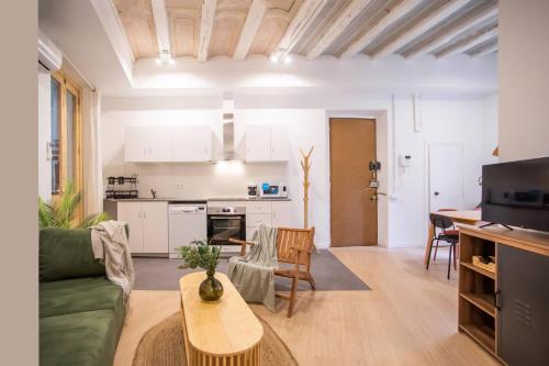 12Ara1093- New Spacious 3BR in the Gothic