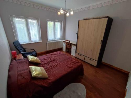 une chambre avec un lit et une commode dans l'établissement NEW VILLA GLYCINES indépendante 2 chambres jardin clos bien situé, à Carcassonne