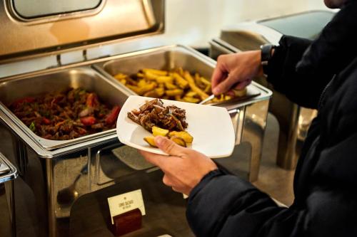 Makanan di atau berdekatan hotel