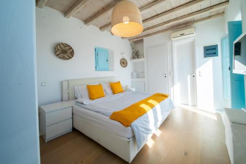 Ένα ή περισσότερα κρεβάτια σε δωμάτιο στο Mykonos Villa Sympatico, Private Pool & Sea Vistas
