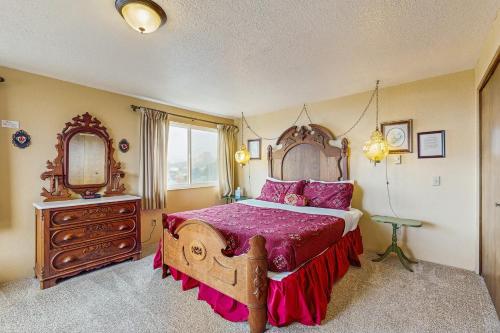 リンカーンシティにあるOcean View Terraceのベッドルーム(大型木製ベッド1台、鏡付)