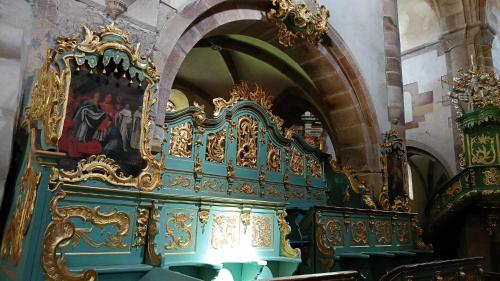 a green and gold altar in a church at Leśniczówka Zielony Zakątek in Sulejów