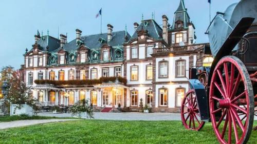a horse drawn carriage in front of a large building at Ravissant 3P 90m2 au calme, proche du parlement européen in Strasbourg