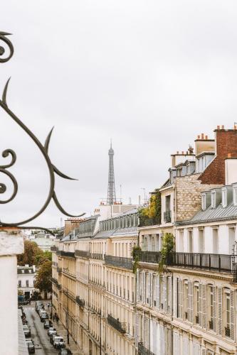 Pemandangan umum bagi Paris atau pemandangan bandar yang diambil dari hotel