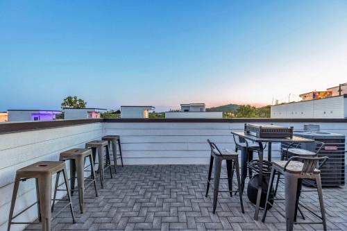 Balkón nebo terasa v ubytování New Rooftop with city views game room DT Nash