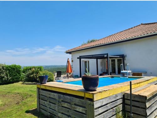 une cour arrière avec une piscine et une maison dans l'établissement Family home with pool, à Saint-Lon-les-Mines