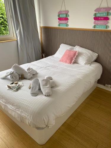 a bedroom with a bed with towels on it at Magnifique appartement in Tourcoing
