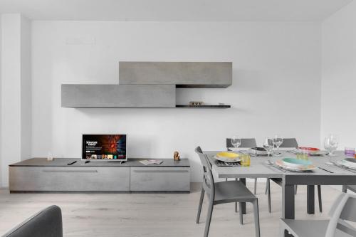 TV a/nebo společenská místnost v ubytování Metro M2 Famagosta-Appartamento x5-self check-in