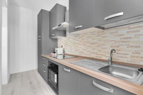 Kuchyň nebo kuchyňský kout v ubytování Metro M2 Famagosta-Appartamento x5-self check-in