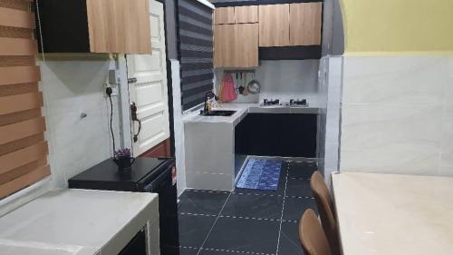 Kuchyň nebo kuchyňský kout v ubytování Pelandang Homestay Dungun