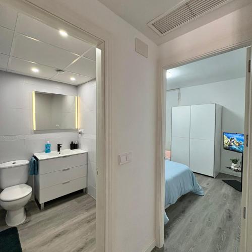 a bathroom with a bed and a toilet and a sink at Alicante aeropuerto y playa in El Altet