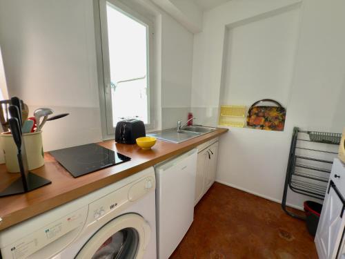 une cuisine avec une machine à laver et un évier dans l'établissement Ze Perfect Place - Authentique & Calme - 1 CHB, à Nice