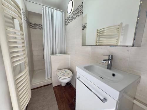 une salle de bain blanche avec des toilettes et un lavabo dans l'établissement Ze Perfect Place - Authentique & Calme - 1 CHB, à Nice