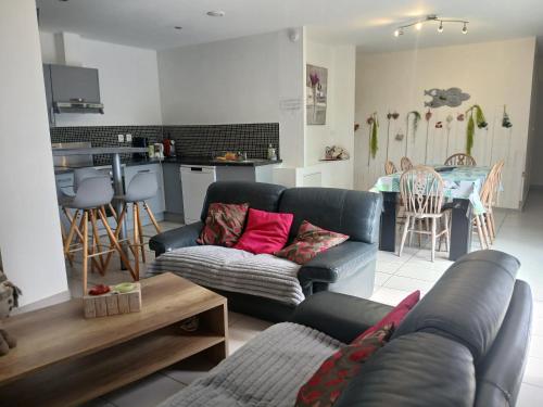 un salon avec un canapé et une cuisine dans l'établissement Les Toiles de Mer, à Wimereux