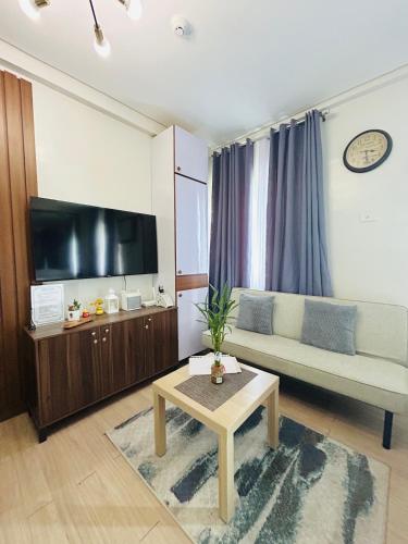 TV a/nebo společenská místnost v ubytování Cozy Belle Suite Relaxing Place at SMDC Hope Residences