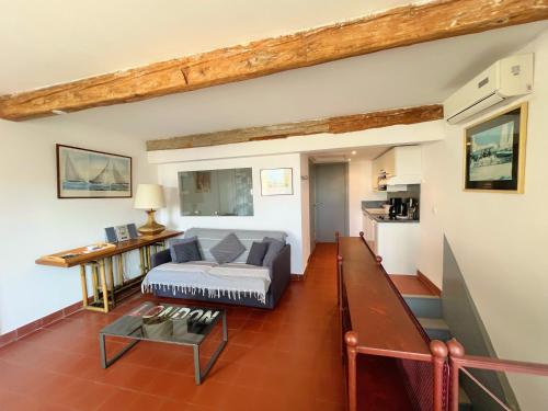 un salon avec un canapé et une table dans l'établissement Le Palmyre, à Cassis