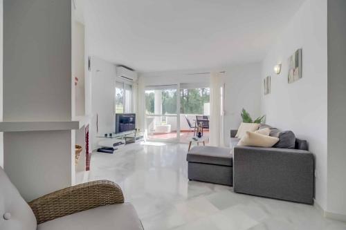 134 - Stylish Modern Apartment with Pool, Mijas