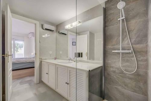134 - Stylish Modern Apartment with Pool, Mijas