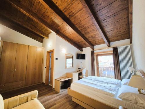 A bed or beds in a room at Hotel Angelica