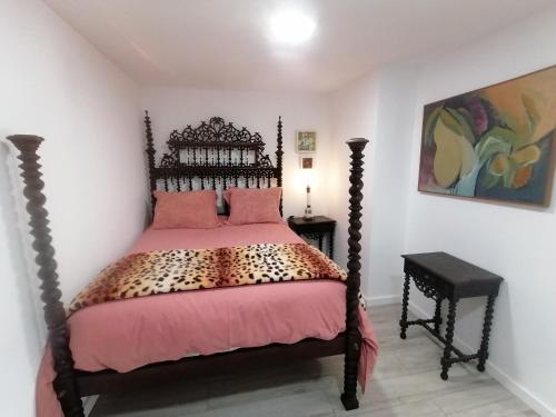 a bedroom with a bed with a pink bedspread and a bed sidx sidx sidx at Quinta Castilho in Fortes de Cima