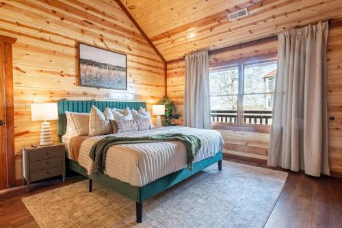 En eller flere senge i et værelse på Pet-Friendly, Pool, Game Room, Hot Tub, Theater