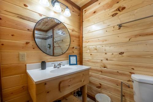 Et badeværelse på Pet-Friendly, Pool, Game Room, Hot Tub, Theater