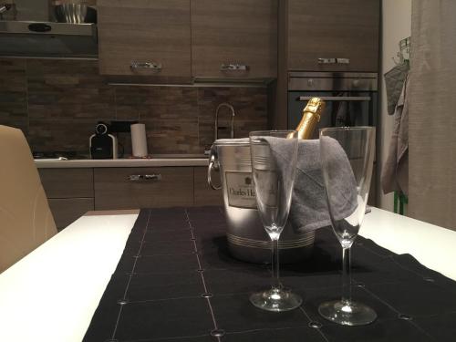 a bottle of champagne in two glasses on a kitchen counter at Ca' Novo in Venice