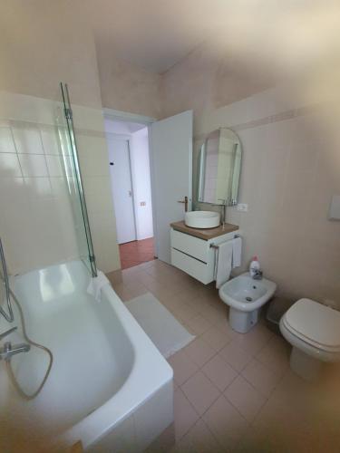 a bathroom with a tub and a toilet and a sink at Casa Vacanza Cascina Ronco relax nella natura vicino a Como e Bellagio in Erba