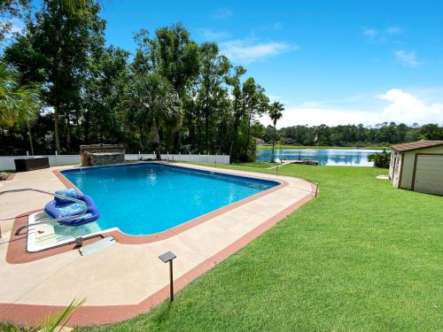 Bazén v ubytování The Lake House, Pool, Dock and Lake Access, Pensacola nebo v jeho okolí