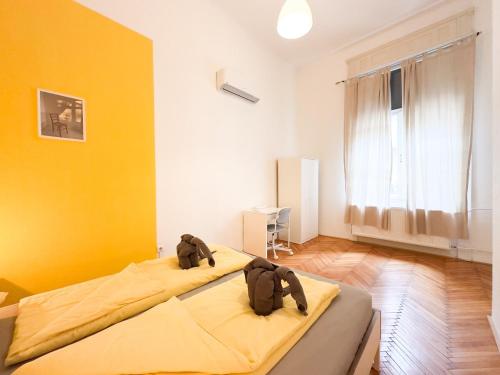 Posteľ alebo postele v izbe v ubytovaní Large Peaceful 1BR Apt in Central Budapest - Yellow House