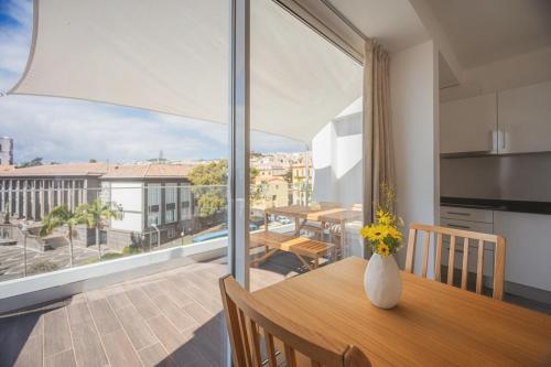 Madeira Rooftop Studio, Ocean & City View