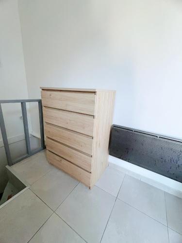 une armoire en bois dans une chambre avec un mur dans l'établissement Sous les toits du centre-ville, à Narbonne