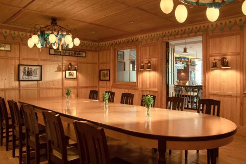 a large dining room with a large table and chairs at Kempinski Hotel Taiyuan in Taiyuan