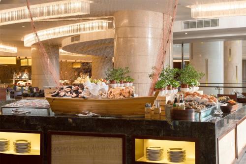 a restaurant with a wooden boat on a counter at Kempinski Hotel Taiyuan in Taiyuan