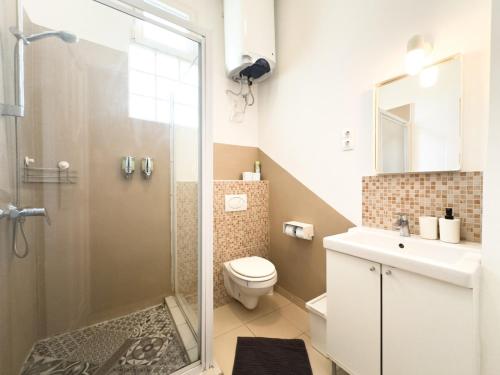 Kúpeľňa v ubytovaní Stylish Central 1BR Apt - Flora's House