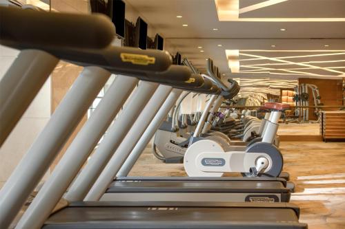 a gym with several treadmills and a treadmill at Kempinski Hotel Taiyuan in Taiyuan