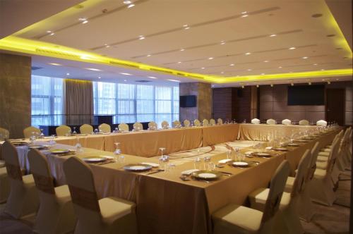 a conference room with a long table and chairs at Kempinski Hotel Taiyuan in Taiyuan