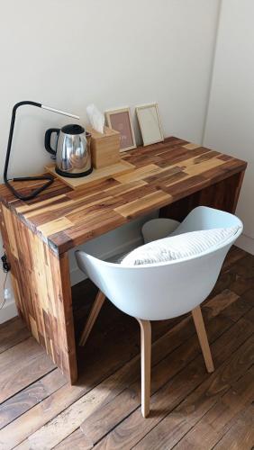 a wooden desk with a white bath tub in a room at KastellRen - Rennes - Grand parking privé in Rennes