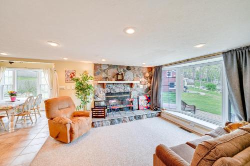 Ruang duduk di Scenic Views Spacious Webster Lake House!
