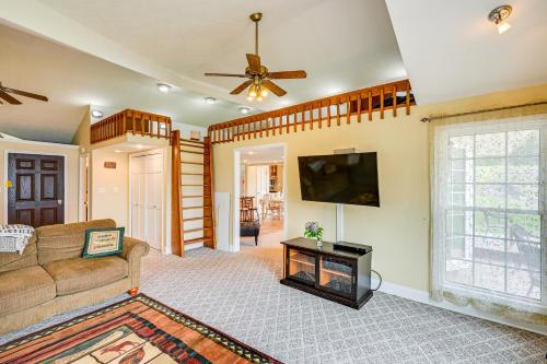 Televisyen dan/atau pusat hiburan di Scenic Views Spacious Webster Lake House!