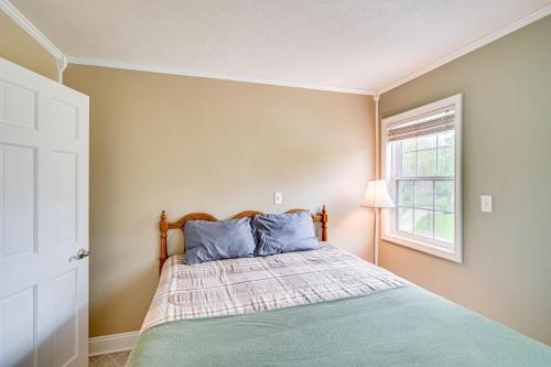 Katil atau katil-katil dalam bilik di Scenic Views Spacious Webster Lake House!