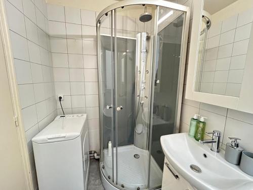 une salle de bain avec une douche, des toilettes et un lavabo dans l'établissement Le Jaures - Centre ville Metro 3, à Levallois-Perret