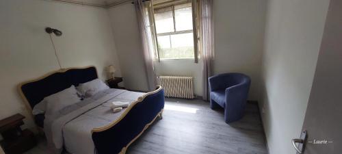 une chambre avec un lit, une chaise et une fenêtre dans l'établissement T2 Châteauneuf les Martigues, à Châteauneuf-les-Martigues