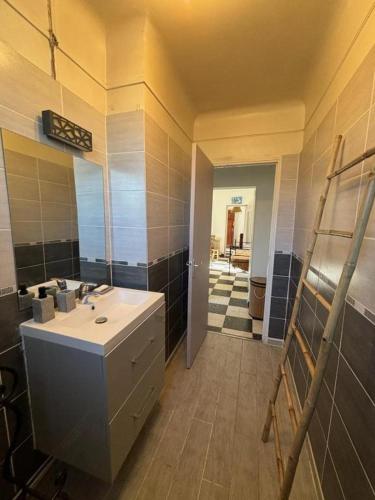 une salle de bain avec un lavabo et un miroir dans l'établissement T2 Châteauneuf les Martigues, à Châteauneuf-les-Martigues